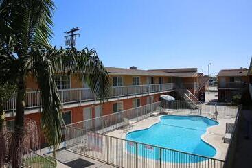 مُتل Chateau Inn & Suites