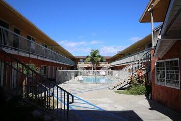 مُتل Chateau Inn & Suites