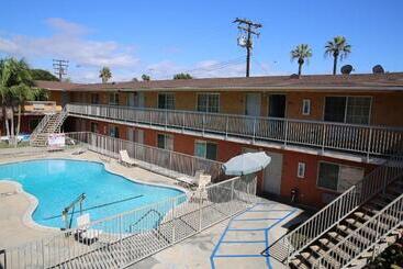 مُتل Chateau Inn & Suites