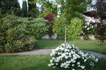 تختخواب و صبحانه La Magnolia   Fano