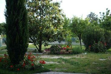 تختخواب و صبحانه La Magnolia   Fano