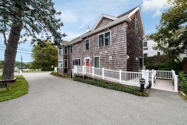 Hi   Hyannis Hostel