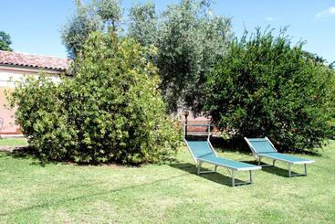 هتل Agriturismo La Vecchia Quercia