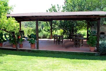 هتل Agriturismo La Vecchia Quercia