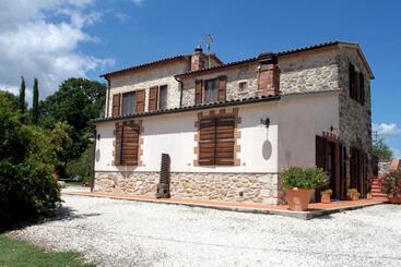 هتل Agriturismo La Vecchia Quercia