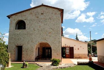 هتل Agriturismo La Vecchia Quercia