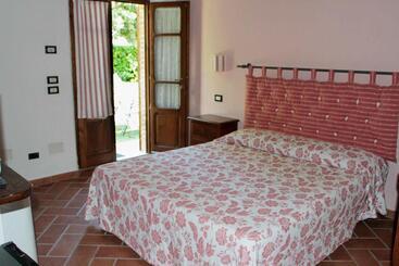 هتل Agriturismo La Vecchia Quercia