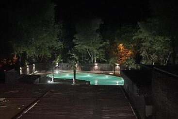 هتل Mojo Resort