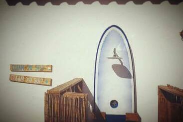پانسیون International Surf School & Camp