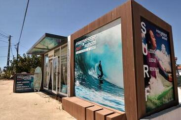 پانسیون International Surf School & Camp