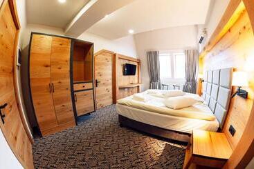 پانسیون Popasul Domnesc  Resort& Spa  Voronet Vue
