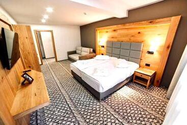 پانسیون Popasul Domnesc  Resort& Spa  Voronet Vue
