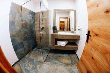 پانسیون Popasul Domnesc  Resort& Spa  Voronet Vue