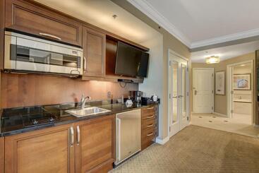 Strip & Sphere View! Privately Owned Condo Hotel The Signature At Mgm
