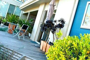 تختخواب و صبحانه South Beach Haven