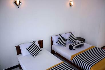 هتل Adhi S Place Ella