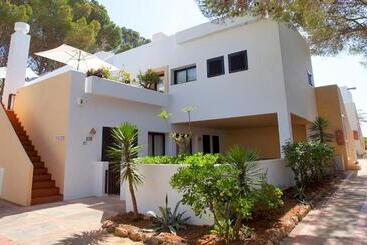 استراحتگاه Apartamentos Club Cala Azul
