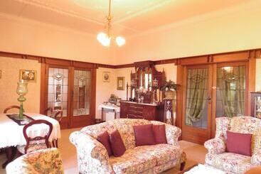 تختخواب و صبحانه Mourilyan House