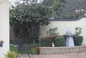 تختخواب و صبحانه Mourilyan House