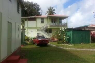 پانسیون The Nixon's Bay Side Mangrove Inn