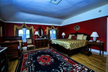 تختخواب و صبحانه The Southern Mansion