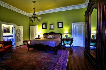 تختخواب و صبحانه The Southern Mansion