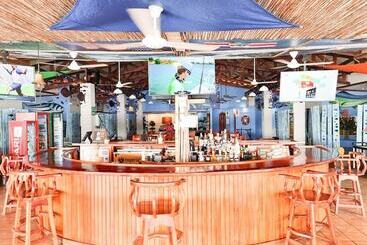 هتل Fish Hook Marina & Lodge