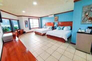 هتل Fish Hook Marina & Lodge