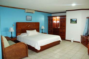 هتل Fish Hook Marina & Lodge