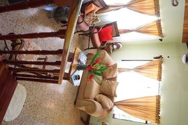 هتل Inn Jimenez