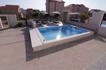 پانسیون Apartments & Rooms Danivan Pool Villas B