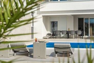 پانسیون Apartments & Rooms Pool Villas Maris B