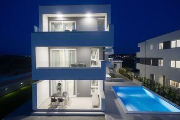 پانسیون Apartments & Rooms Pool Villas Maris B