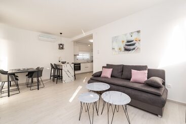 پانسیون Apartments & Rooms Pool Villas Maris B