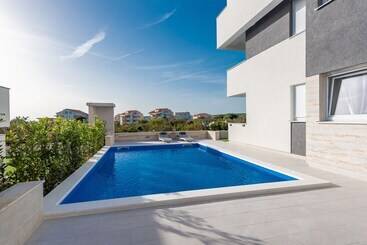 پانسیون Apartments & Rooms Pool Villas Maris B
