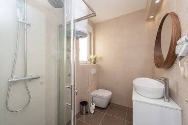 پانسیون Apartments & Rooms Pool Villas Maris B