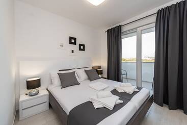 پانسیون Apartments & Rooms Pool Villas Maris B