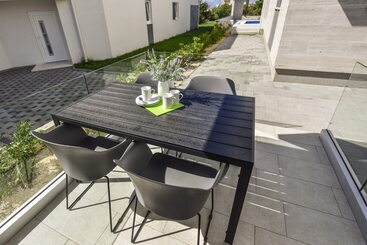 پانسیون Apartments & Rooms Pool Villas Maris B