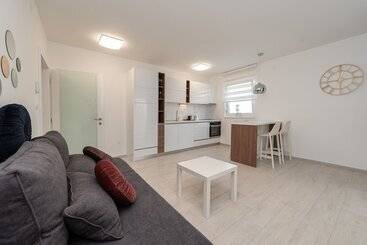 پانسیون Apartments & Rooms Pool Villas Maris B