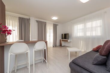 پانسیون Apartments & Rooms Pool Villas Maris B