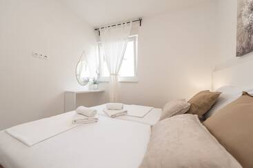 پانسیون Apartments & Rooms Pool Villas Maris B
