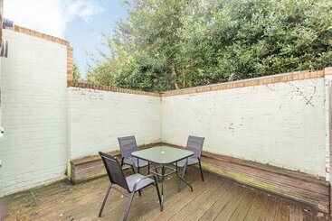 اقامتگاه Sunny Terrace By Kasar Stays