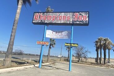 مُتل Champions Inn