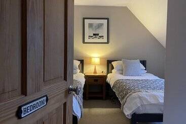 1 Keepers Cottage, Skeabost Bridge, Isle Of Skye