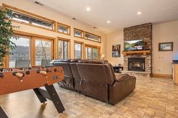 Lakeside Lodge