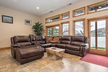 Lakeside Lodge