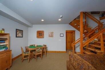 Livin  Lodge