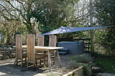 Merlins Cabin 2 Bed Blaen Cedi Farm