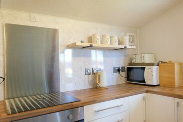 Merlins Cabin   2 Bed   Blaen Cedi Farm