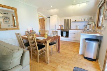 Merlins Cabin   2 Bed   Blaen Cedi Farm